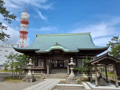 八坂神社と直江津タワー
